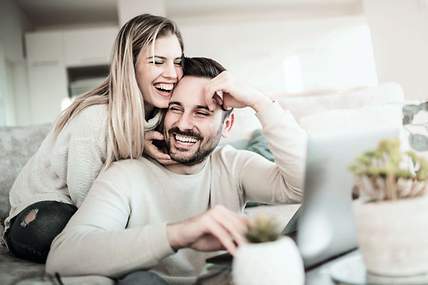 Unfallversicherung vergleichen: Junges Pärchen – Header-Bild