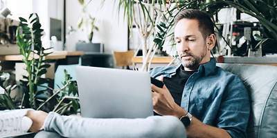 Wann gilt ein Widerrufsrecht? Ein Mann prüft am Laptop, ob er seinen Versicherungsantrag widerrufen kann.