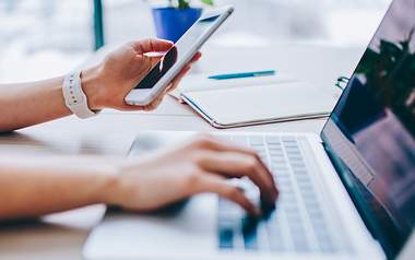 Homeoffice Eine Person informiert sich beim Abschluss eines Versicherungsvertrags über ihr Widerrufsrecht.