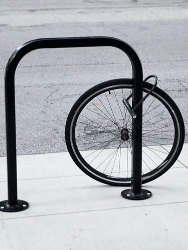 Ein Fahrradschloss wird mit einem Seitenschneider geknackt.