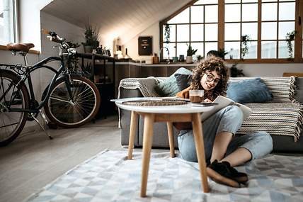 Ein Fahrrad steht im Wohnzimmer.