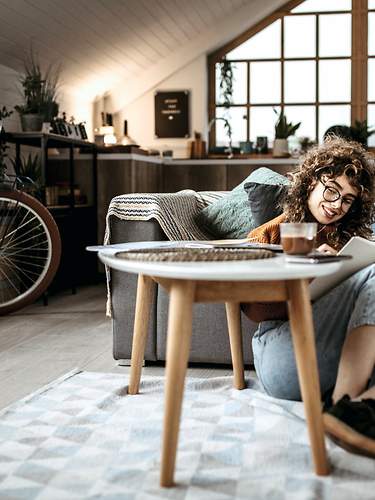 Ein Fahrrad steht im Wohnzimmer.