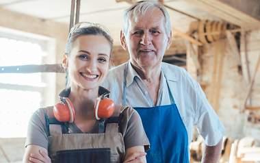 Wie geht es nach der Ausbildung mit der BU weiter? Eine Auszubildende mit ihrem Ausbilder.