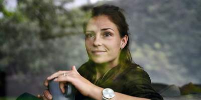 Eine Frau schaut nachdenklich aus einem Fenster