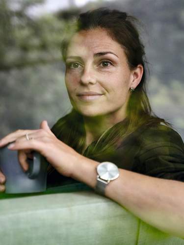 Eine Frau schaut nachdenklich aus einem Fenster