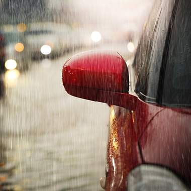 Auto bei Starkregen im Straßenverkehr