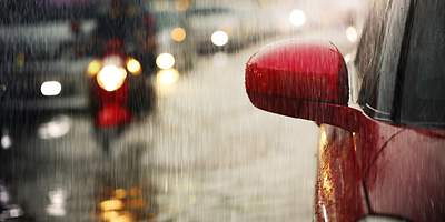 Auto bei Starkregen im Straßenverkehr