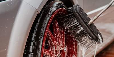 Reinigung von Autoreifen