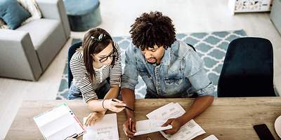 Ein Paar beantwortet gemeinsam die Gesundheitsfragen ihrer Versicherung.