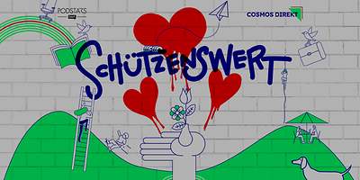 Eine Frau sitzt im Wohnzimmer und hört sich den neuen Reportagepodcast "Schützenswert" an.