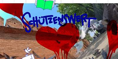 Eine Frau sitzt im Wohnzimmer und hört sich den neuen Reportagepodcast "Schützenswert" an.