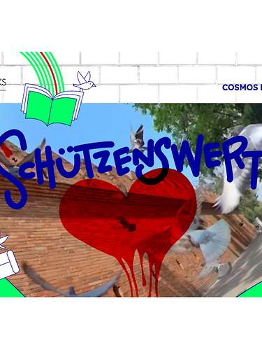 Eine Frau sitzt im Wohnzimmer und hört sich den neuen Reportagepodcast "Schützenswert" an.