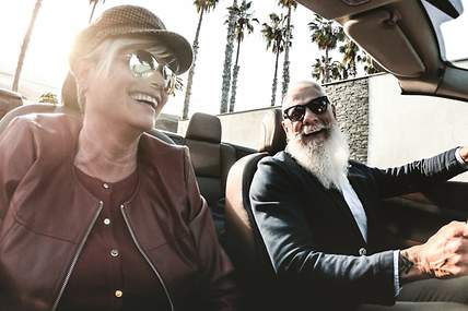 Das Bild zeigt ein älteres Ehepaar, welches mit 63 abschlagsfrei in Rente gehen will.