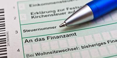 Über ein Steuerformular ist die Sterbegeldversicherung unter Umständen steuerlich absetzbar.