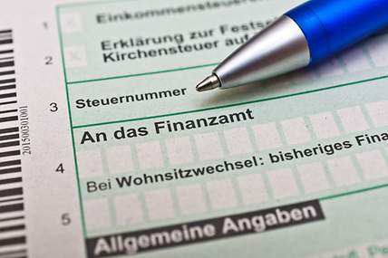 Über ein Steuerformular ist die Sterbegeldversicherung unter Umständen steuerlich absetzbar.