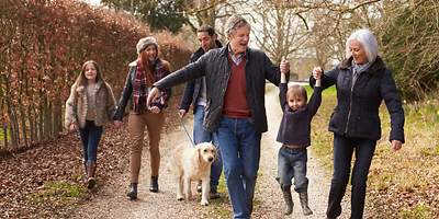 Eine Familie spaziert durch den Wald. 