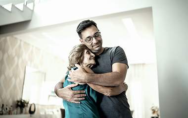 Ein Sohn umarmt seine Mutter.