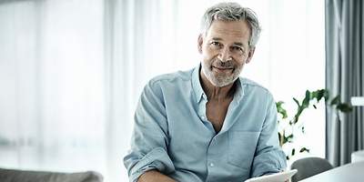 Ab wann kann ich abschließen? Ein älterer Mann fragt sich, wann es sinnvoll ist, eine Sterbegeldversicherung abzuschließen.