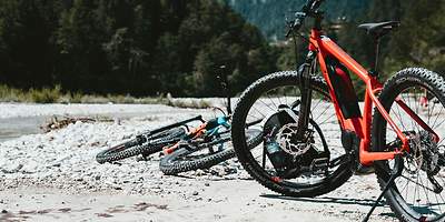 Ein Mann der sein Fahrrad wartet