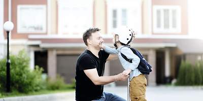 Das Bild zeigt einen alleinerziehenden Vater mit seinem Sohn.