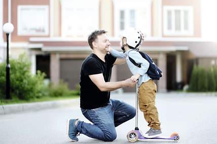 Das Bild zeigt einen alleinerziehenden Vater mit seinem Sohn.