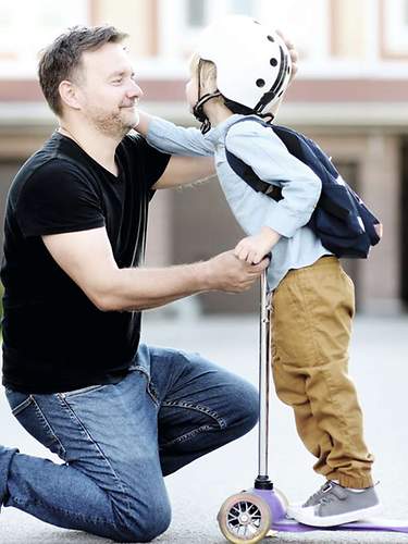 Das Bild zeigt einen alleinerziehenden Vater mit seinem Sohn.