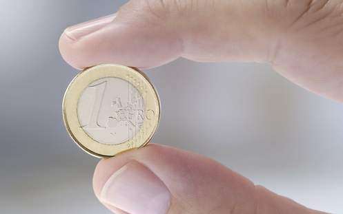 Leitfaden zur einfachen Geldanlage Zwei Finger, die einen Euro halten.