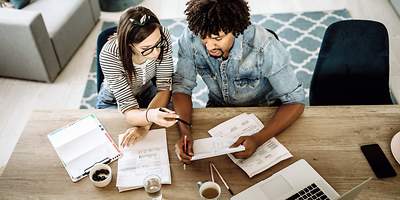 Ein Paar sitzt zusammen an deren Steuererklärung