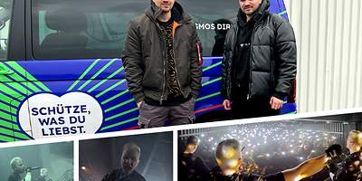 Während eines Dates ist der Mann am telefonieren und die Frau guckt genervt. 