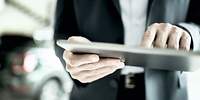 Person, die an einem Tablet Derivate erklärt