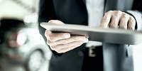 Person, die an einem Tablet Derivate erklärt