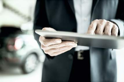 Person, die an einem Tablet Derivate erklärt