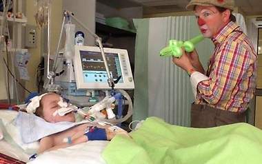 Marius auf der Kinderintensivstation 67, neben ihm ein Klinik Clown.
