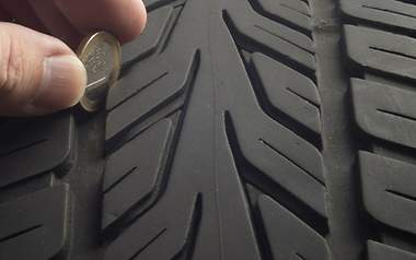 Du kannst die Profiltiefe einfach selbst prüfen: Stecke eine Euro-Münze ins Profil.