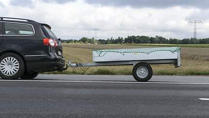 Eine Frau schraubt an einem alten Chopper