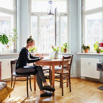 Eine Frau sitzt an ihrer Steuererklärung