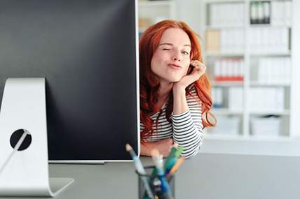 Junge Frau am PC