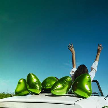 Auto Cabrio mit grüne Luftaballons