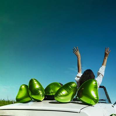 Auto Cabrio mit grüne Luftaballons