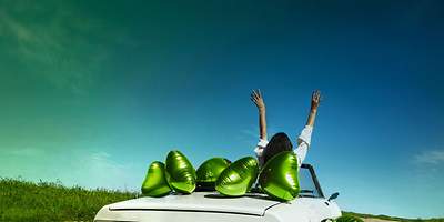 Auto Cabrio mit grüne Luftaballons