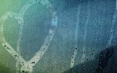 Autoscheibe mit Herz nach dem Regen gemalt