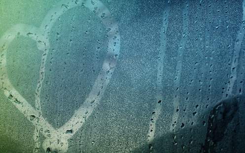 Autoscheibe mit Herz nach dem Regen gemalt