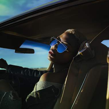 Frau mit Sonnenbrille sitz im Auto
