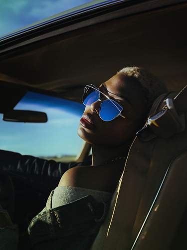 Frau mit Sonnenbrille sitz im Auto