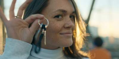 Frau mit Autoschlüssel in der Hand