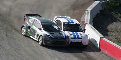 Zwei Rallyfahrzeuge Kopf an Kopf