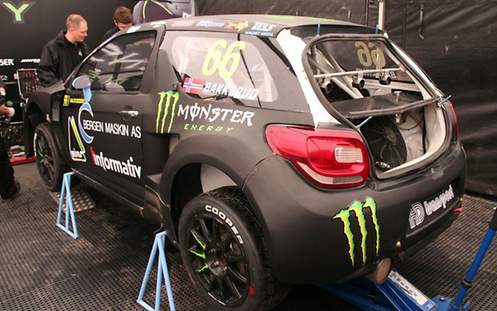 Getuntes Rallyfahrzeug von dem Sponsor "Monster"