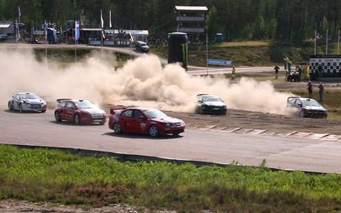 Rallyfahrzeuge überholen Ihre Gegner bei einem Rennen Offroad