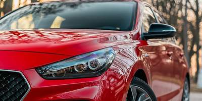 Rotes Auto Frontansicht