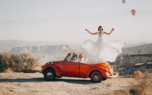 Cabriolet und Frau im Hochzeitskleid auf dem Auto